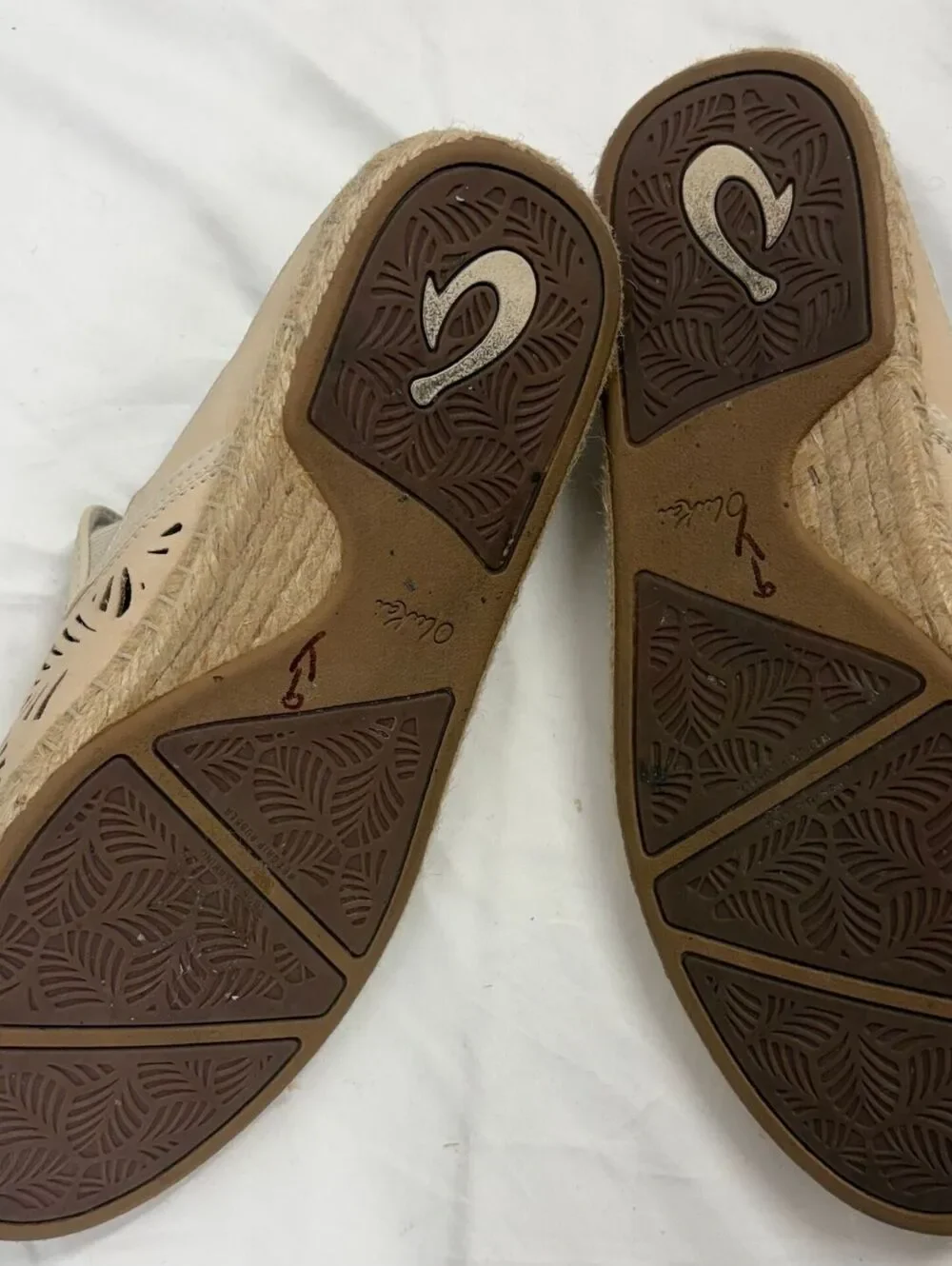 OluKai Women's Olu-Lli Beige Leather Slip-On Espadrille Mules Cutout Design 8.5